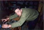 Hans (CB Zito), untersucht eine Modellbahnlok